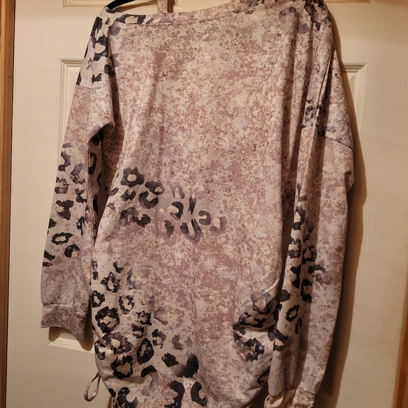 EUC CHRISTMAS COLD SHOULDER BLOUSE - Picture 2 of 3